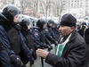 Duchovní promlouvá k nastoupeným ukrajinským policistm