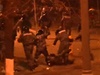 Policisté mlátí obuky do bezbranného demonstranta