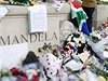 Lidé uctívají památku Nelsona Mandely po celém svt. Na snímku kvtiny ped sochou bývalého jihoafrického prezidenta blízko londýnského Parlamentu.