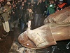 Demonstranti v Kyjev strhli sochu sovtského vdce Vladimira Iljie Lenina.