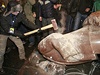 Jeden z demonstrant rozbíjí sochu sovtského vdce Lenina v centru Kyjeva, kterou pedtím rozvánný dav strhnul.