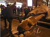 Demonstranti oslavují povalení sochy sovtského vdce Lenina v centru Kyjeva.