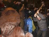 Sochu Lenina demonstranti rozmlátili kladivem.