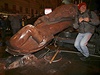 Povalení sochy je symbolické, demonstranti odmítli spojenectví s Ruskem.