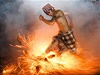 Jeden z nejlepích snímk roku 2013 podle agentury Reuters. Snímek je poízený bhem rituálu s ohnm na Bali.  
