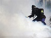 Policie pouila proti protestujícím plechovky se slzným plynem. Demonstranti v plynových maskách je hází zpt