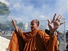 Mezi protestujícími se objevili i budhistití mnii.