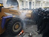 Demonstranti najídjí traktorem na policisty v Kyjev 