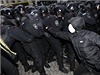 Protestující pouívá proti policejním tkoodncm pepový sprej