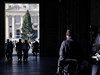 Na Svatopetrském náměstí ve Vatikánu stojí tradiční vánoční strom, symbol česko-německého přátelství