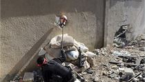 Jeden z nejlepch snmk roku 2013 podle agentury Reuters. Kousek od Damaku nastavuje jeden z len Syrsk osvobozeneck armdy hlavu figurny, aby vyptral snipery.