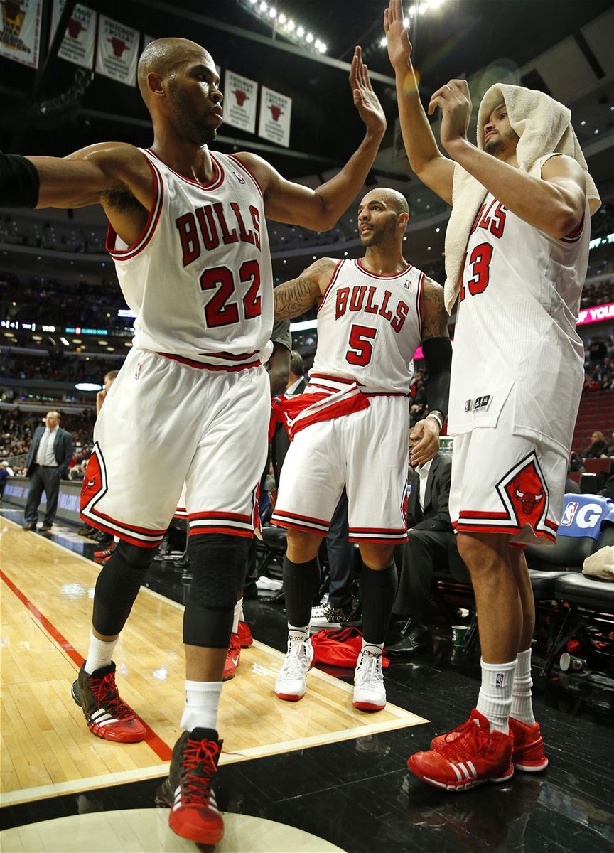 Basketbalisté Chicaga Bulls, zleva jsou Taj Gibson, Carlos Boozer a Joakim Noah 