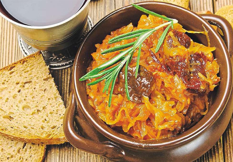 Bigos neboli polský eintopf má desítky r�zných variant. N�které receptury po�ítají s h�íbky, jiné s �erveným vínem nebo su�enými �vestkami. Zásadn� ale nesmí chyb�t zelí, a to jak kyselé, tak i �erstvé, a maso. 