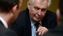 Prezident Miloš Zeman při rozhovoru s redaktory ČTK - kouří | na serveru Lidovky.cz | aktuální zprávy