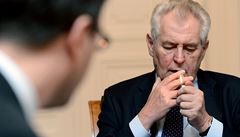 Prezident Miloš Zeman při rozhovoru s redaktory ČTK - kouří
