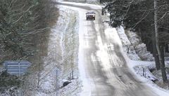 Ledovka, slabá vrstva uježděného namrzajícího sněhu a silný vítr komplikují dopravu na silnicích v Plzeňském kraji. | na serveru Lidovky.cz | aktuální zprávy