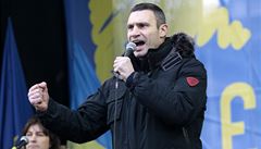 V�dce ukrajinské opozi�ní strany (Udar) Vitalij Kli�ko mluví k demonstrant�m.