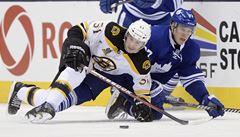 Ryan Spooner z Bostonu bojuje s Carter Ashtonem z Toronta o puk.