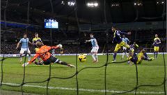 Samir Nasri se trefuje p�esn�.