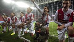 Karol Kisel pi rozluce s fanouky.