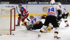 Zleva Calle Ridderwall z HC Lev Praha st�ílí gól Ivanu Kasutinovi z �erepovce.