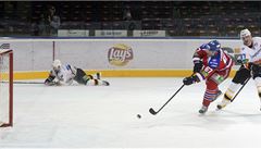 Zleva Martin Thornberg z HC Lev Praha st�ílí gól do prázdné branky p�i power-play �erepovce. Vpravo je Nikolaj �erd�v z �erepovce, vlevo jeho spoluhrá� Alexander Jevsejenkov.