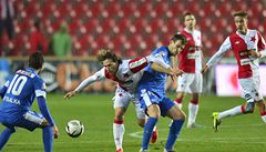 Slavia Praha - Slovan Liberec. Zleva Serhij Rybalka ze Slovanu, Mario Lika ze Slavie a Michael Rabuic ze Slovanu