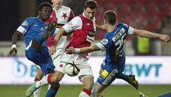 Slavia Praha - Slovan Liberec. Zleva Isaac Sackey ze Slovanu, Martin Dobrotka ze Slavie a Jií Fleiman ze Slovanu