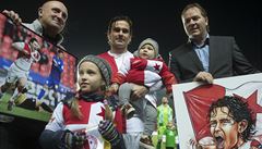 Zleva generální editel Slavie Jaromír eterle, Karol Kisel (louí se s aktivní kariérou) s dtmi a sportovní editel Slavie Miroslav Drmíek pi oficiálním rozlouení