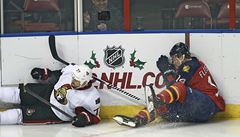 �eský hokejista Floridy Panthers Tomá� Fleischmann (vpravo) a Joe Corvo z Ottawy Senators