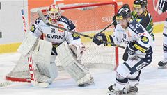 Branká Vítkovic Daniel Dolej, jeho spoluhrá Roman Szturc (uprosted) a Radim Biánek z Karlových Var 