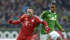 Fotbalista Bayernu Mnichov Franck Ribéry (vlevo) a Cédric Makiadi z Werderu Brémy 