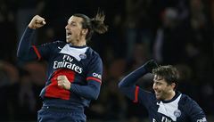 Fotbalista Paris St. Germain Zlatan Ibrahimovič (vlevo) a jeho spoluhráč Maxwell