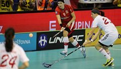 Florbal �eská republika - �výcarsko. Zleva Flurina Martiová ze �výcarska, Kristýna Jílková z �R a Katrin Zwinggiová ze �výcarska