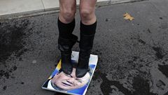 lenky hnut Femen se v Pai vymoily na fotografii Janukovye