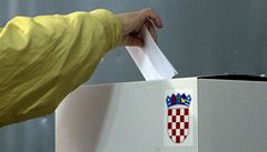 Volební místnost v chorvatské Pule. Výsledek referenda je jednozna�ný: na 66 procent voli�� odmítlo s�atky mezi osobami stejného pohlaví
