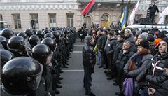Policisté vs. demonstranti. Prostranství p�ed budovou ukrajinského parlamentu, 3. prosince 