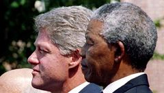 Zleva bývalý prezident JAR Frederik de Klerk, bývalý americký prezident Bill Clinton a Nelson Mandela (1993)