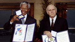 Laureáti Nobelovy ceny míru za rok 1993: Nelson Mandela a Frederik de Klerk