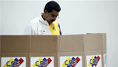 Venezuelský prezident Nicolás Maduro za volební plentou