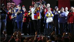 Nicolás Maduro (uprosted) promlouvá ke svým píznivcm