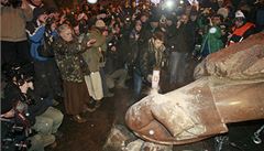 Ukrajinci v Kyjev strhli sochu Lenina. Je to pu, k vlda