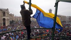 20 000 lidí demonstruje v centru Kyjeva, chrání je nové barikády