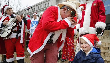 Asi 6000 lid pevleench za Santa Clause a jeho spolenky se v ulicch panlsk metropole Madridu zastnilo charitativnho "minimaratonu". 