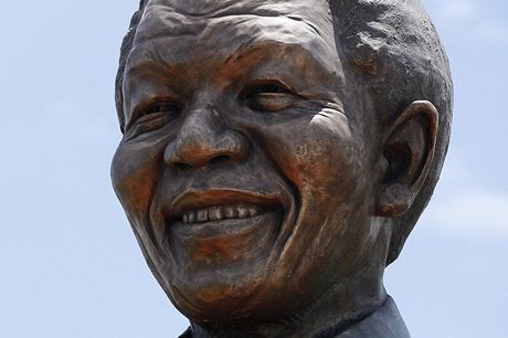 Ped sdlem vldy v jihoafrick metropoli Pretorii byla v odhalena nov, devt metr vysok bronzov socha nedvno zesnulho exprezidenta Nelsona Mandely. 