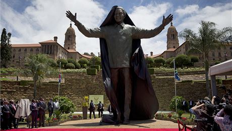Ped sídlem vlády v jihoafrické metropoli Pretorii byla v odhalena nová, devt metr vysoká bronzová socha nedávno zesnulého exprezidenta Nelsona Mandely. 