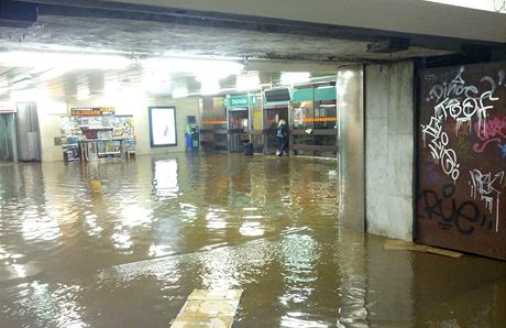 Prasklé potrubí zaplavilo stanici metra A Dejvická. Dalí fotografie najdete na www.metro.cz. 