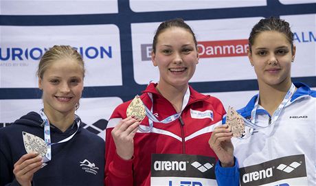 Simona Baumrtov (vlevo) se stbrnou medail.