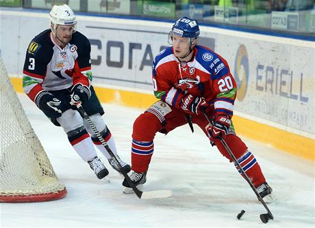 Petr Vrána z týmu Lev Praha (vpravo) a Martin tajnoch ze Slovanu Bratislava.