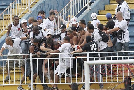Fanouci Atlética Paranaense a Vasca da Gama se v Brazílii brutáln poprali